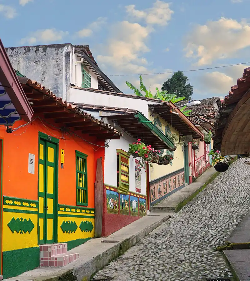 Calle del Recuerdo — Estrecha calle peatonal que recrea una de las calles que quedó inundada con la construcción del embalse. Sus zócalos son. Atractivo turístico en Guatapé, Antioquia, Colombia