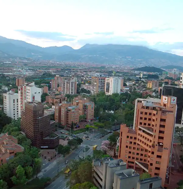 El Poblado y Parque Lleras — Barrio cosmopolita corazón gastronómico cultural y hotelero de Medellín. El Parque Lleras, la zona de Provenza y Milla d. Atractivo turístico en Medellín, Antioquia, Colombia