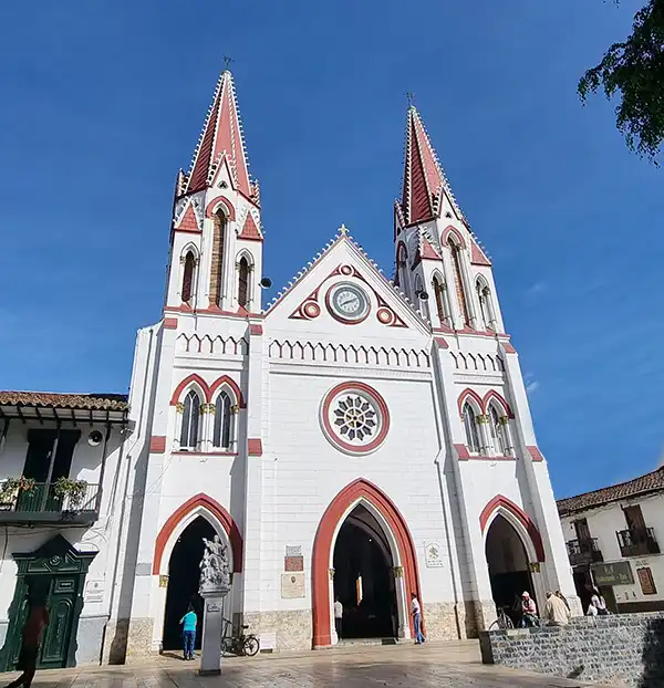 Parque Principal y Basílica Menor Nuestra Señora del Carmen — El corazón de La Ceja. Un parque principal renovado y moderno rodeado de arquitectura colonial balcones de colores y flo. Atractivo turístico en La Ceja, Antioquia, Colombia
