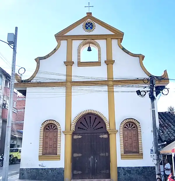 Capilla del Santo Sepulcro — El primer templo religioso construido en La Unión de estilo colonial en tapia ubicado en la Calle 11 con Carrera 10. Aun. Atractivo turístico en La Unión, Antioquia, Colombia
