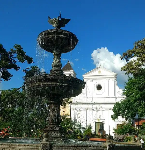 Catedral Basílica de la Inmaculada Concepción — Templo colonial que domina la Plaza de Bolívar con su imponente fachada y su rica colección de arte religioso. Considera. Atractivo turístico en Santa Fe de Antioquia, Antioquia, Colombia