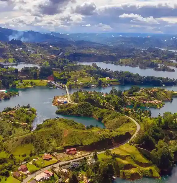 Embalse de Guatapé — El espejo de agua más grande de Colombia con más de 6.240 hectáreas inundadas en 1978. Ofrece paseos en lancha kayak mot. Atractivo turístico en Guatapé, Antioquia, Colombia