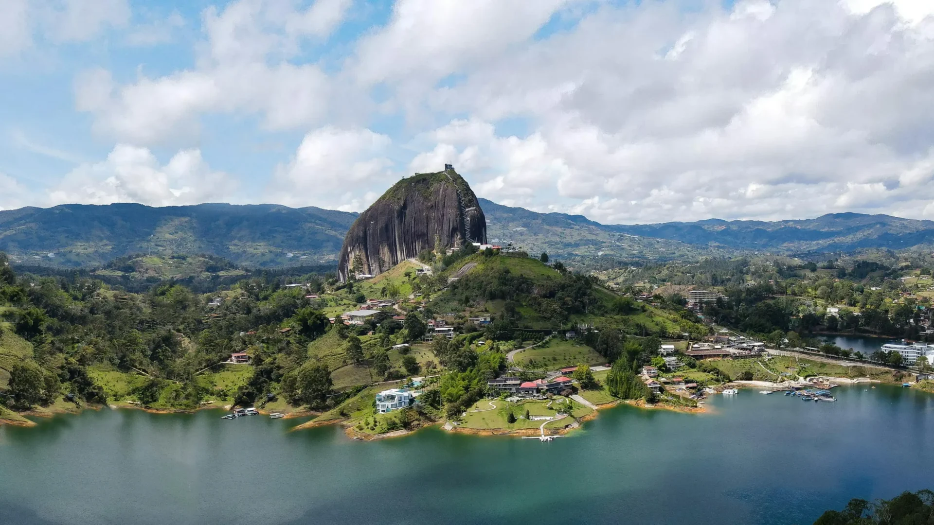 Guatapé — oriente · Clima Templado 22°C · A 81 km - 2 horas de Medellín. Destino turístico en Antioquia, Colombia