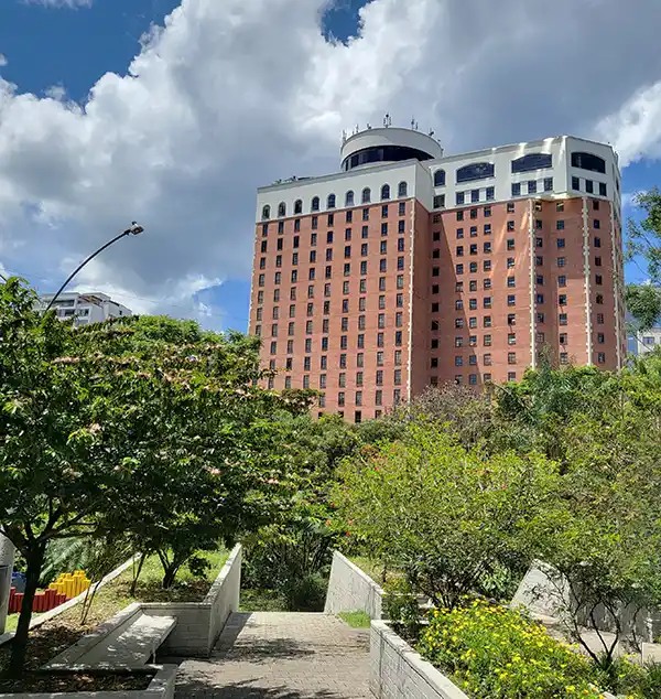 Dann Carlton Medellín — Hotel de lujo tradicional en El Poblado con piscina spa restaurante gourmet y centro de negocios. Uno de los referentes . Hotel en Medellín, Antioquia, Colombia