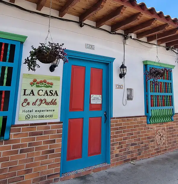 La Casa En El Pueblo — Hotel boutique a dos cuadras del parque principal de La Unión construido en la casa paterna de los abuelos con 94 años d. Hotel en La Unión, Antioquia, Colombia
