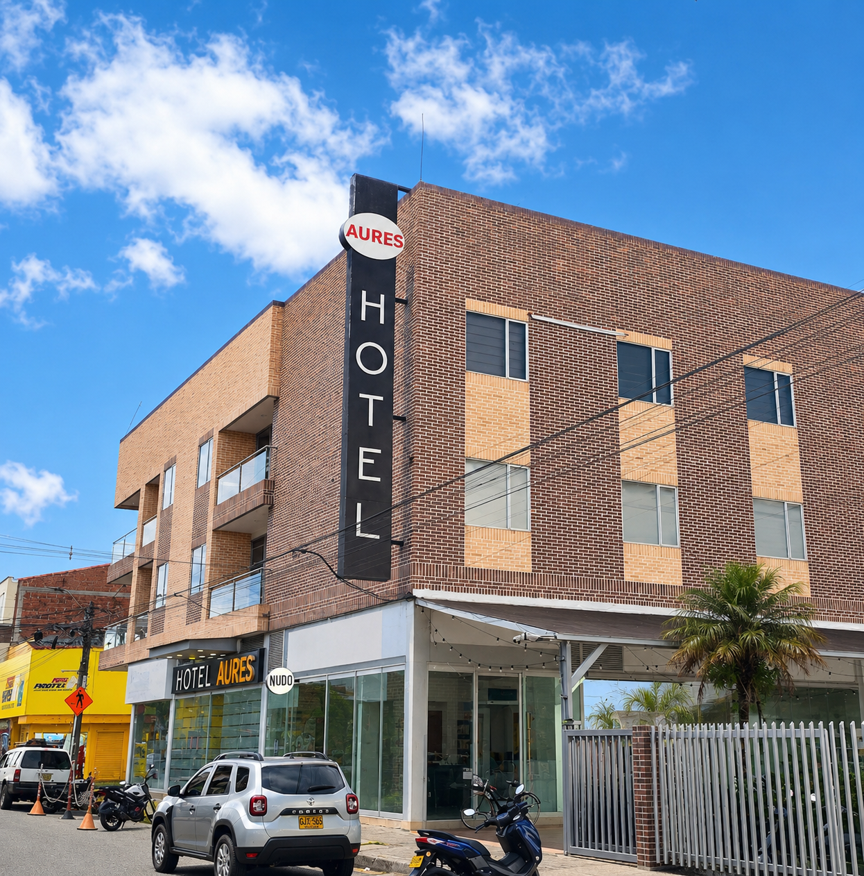Hotel Aures — El hotel más reconocido de La Ceja ubicado en diagonal a la terminal de transporte. Desayuno wifi y parqueadero gratuito. Hotel en La Ceja, Antioquia, Colombia