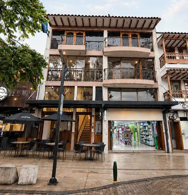 Hotel Santamaria INN — Hotel cómodo y bien ubicado en el centro de La Ceja. Una opción sólida para quienes buscan alojamiento cercano al parque. Hotel en La Ceja, Antioquia, Colombia