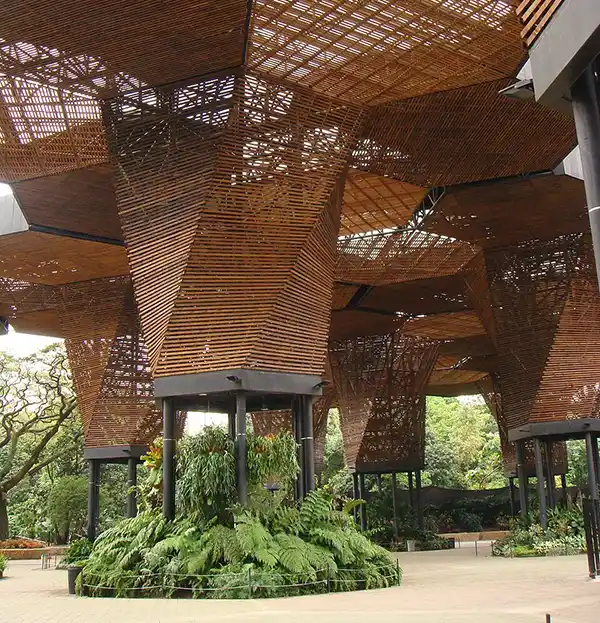 Jardín Botánico de Medellín — Pulmón verde del centro de la ciudad con más de 1.200 especies de flora y el icónico Orquideorama de madera ganador de p. Atractivo turístico en Medellín, Antioquia, Colombia