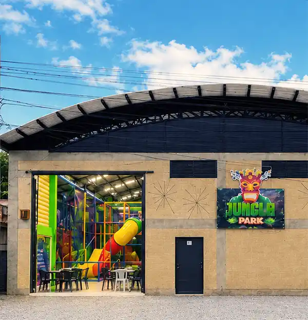 Jungla Park La Ceja — Si buscas qué hacer en La Ceja con niños este es un lugar perfecto con trampolines, brincos, toboganes y mucha di versió. Atractivo turístico en La Ceja, Antioquia, Colombia