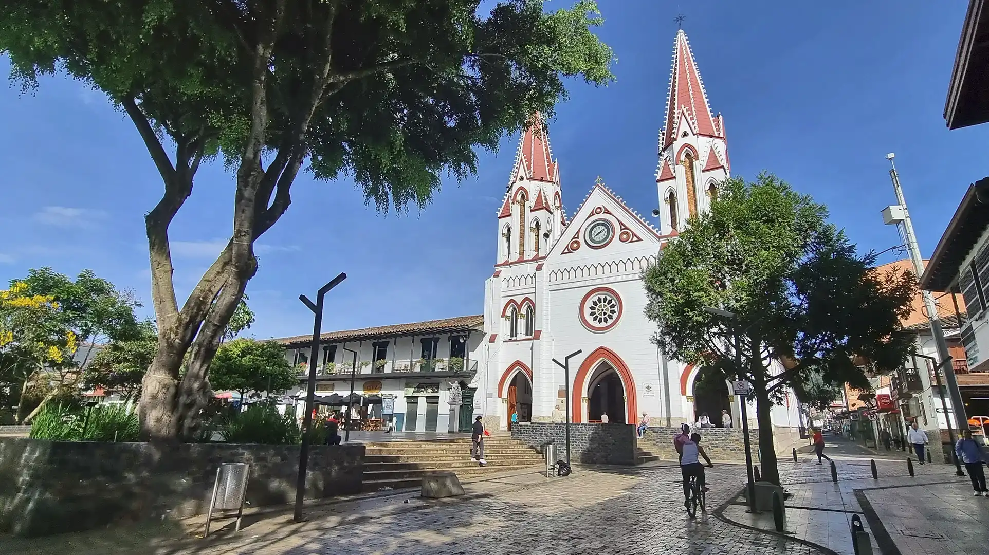 La Ceja — oriente · Clima Frío 17°C · A 50 km - 50 min de Medellín. Destino turístico en Antioquia, Colombia