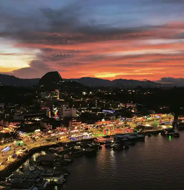 Malecón de Guatapé — Paseo peatonal a orillas del embalse con operadores turísticos que ofrecen paseos en lancha y cruceros. Restaurantes mir. Atractivo turístico en Guatapé, Antioquia, Colombia