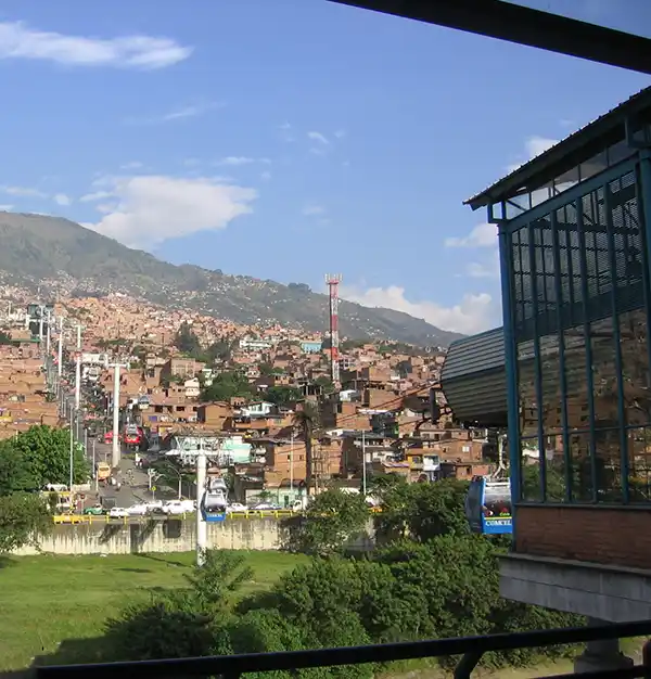 Metrocable de Medellín — Sistema de teleféricos urbanos que conecta los barrios en ladera con el valle del río ofreciendo vistas panorámicas únic. Atractivo turístico en Medellín, Antioquia, Colombia