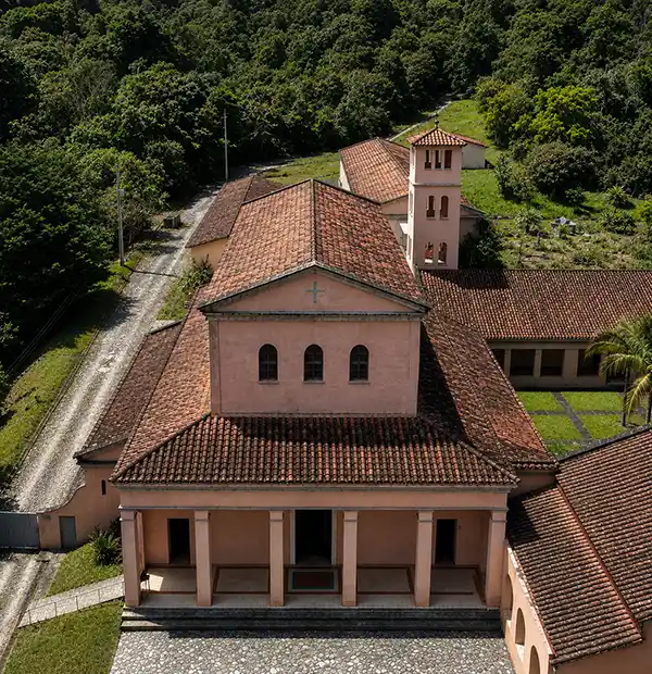 Monasterio Benedictino de Guatapé — Monasterio habitado por Monjes Benedictinos en medio de la naturaleza cerca del embalse. Su Basílica es muy visitada por. Atractivo turístico en Guatapé, Antioquia, Colombia