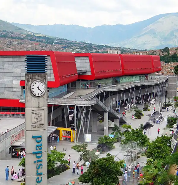 Parque Explora — Museo interactivo de ciencias con más de 300 experiencias en 5 bloques temáticos. Alberga el acuario más grande de Colom. Atractivo turístico en Medellín, Antioquia, Colombia