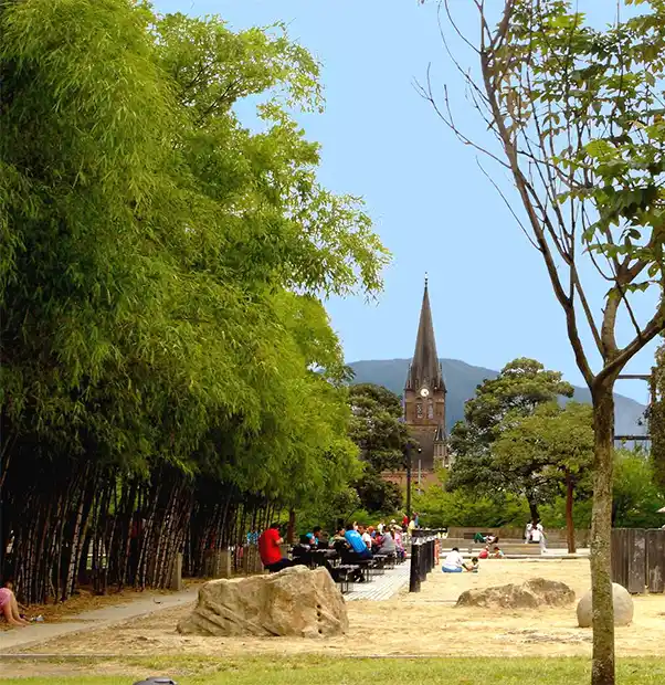 Parque de los Pies Descalzos — Parque diseñado para dar prioridad a las personas con fuentes hídricas pozos de agua y arenales que estimulan los sentid. Atractivo turístico en Medellín, Antioquia, Colombia