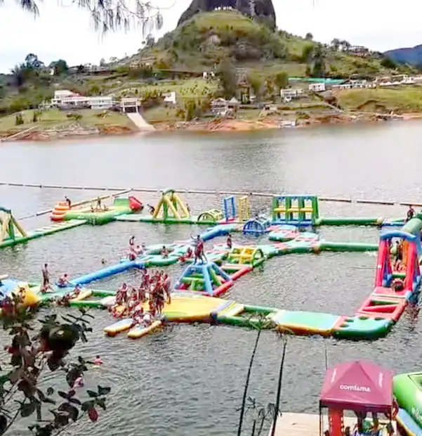 Parque Comfama Guatapé — Parque recreativo de Comfama ubicado sobre el embalse con actividades acuáticas y zonas de entretenimiento familiar. Muy. Atractivo turístico en Guatapé, Antioquia, Colombia