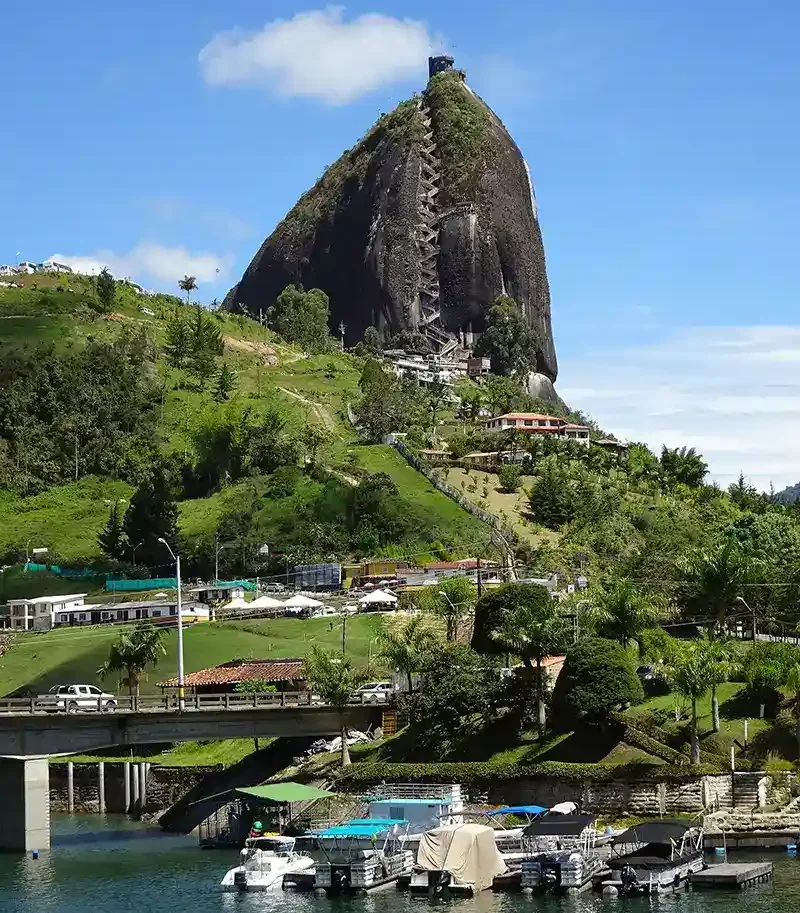 Piedra del Peñol — Monolito natural de 220 metros de altura con 740 escalones tallados en la roca. Desde su cima la vista panorámica de 360. Atractivo turístico en Guatapé, Antioquia, Colombia
