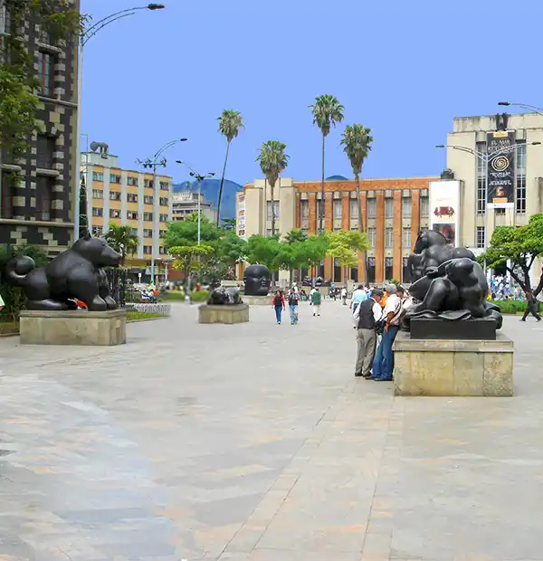 Plaza Botero y Museo de Antioquia — La Plaza Botero exhibe 23 esculturas monumentales de bronce donadas por el maestro Fernando Botero a su ciudad natal. Co. Atractivo turístico en Medellín, Antioquia, Colombia