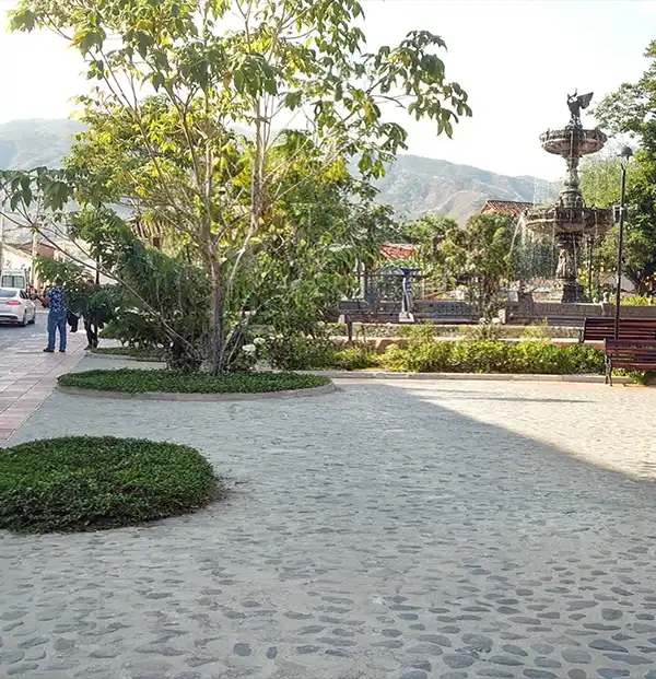 Centro Histórico y Plaza de Bolívar — El corazón de la Ciudad Madre con calles empedradas casas coloniales de fachadas coloridas y la Plaza de Bolívar rodeada. Atractivo turístico en Santa Fe de Antioquia, Antioquia, Colombia