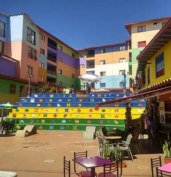 Plazoleta de los Zócalos — Plaza emblemática rodeada de las fachadas con los zócalos más elaborados y coloridos del pueblo. Centro cultural y punto. Atractivo turístico en Guatapé, Antioquia, Colombia