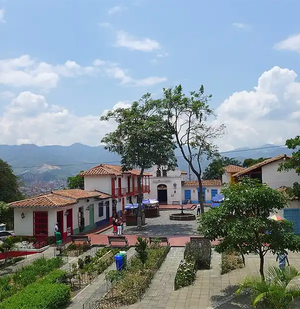 Pueblito Paisa en el Cerro Nutibara — Réplica de un típico pueblo antioqueño del siglo XX en la cima del Cerro Nutibara con vista panorámica de Medellín. Plaz. Atractivo turístico en Medellín, Antioquia, Colombia