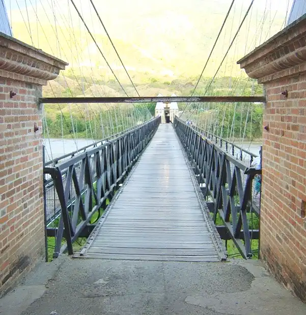 Puente de Occidente — Uno de los puentes colgantes más importantes de Latinoamérica y Monumento Nacional de Colombia. Construido entre 1887 y . Atractivo turístico en Santa Fe de Antioquia, Antioquia, Colombia