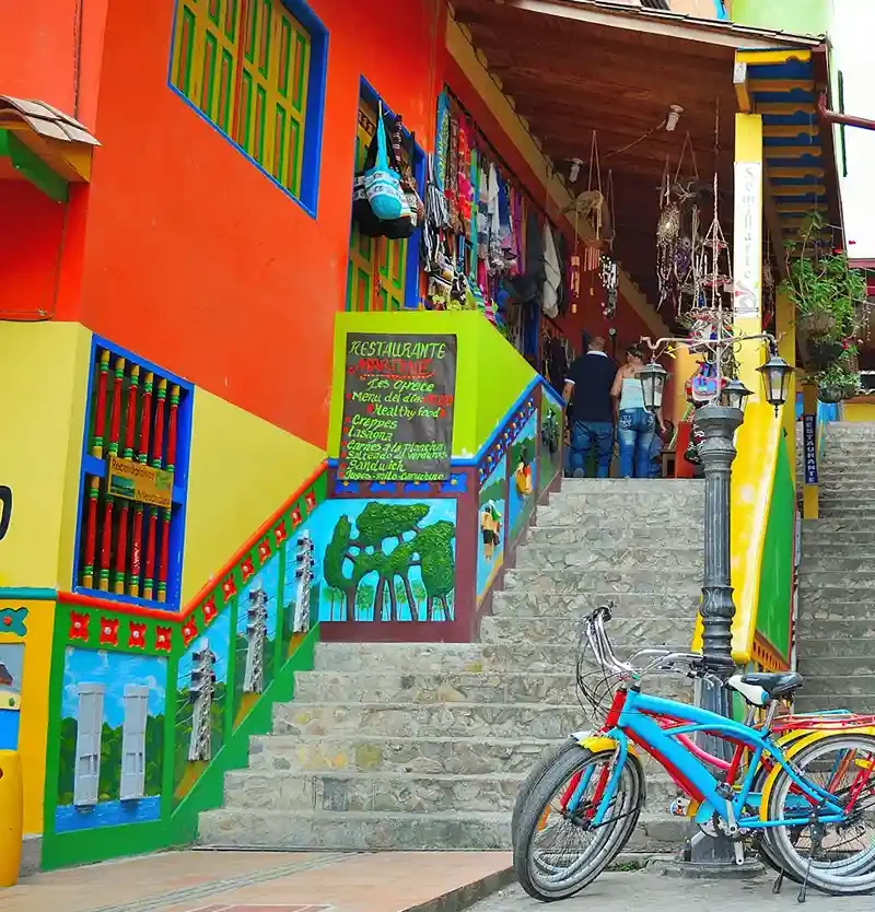 Zócalos del pueblo — Las fachadas de Guatapé están decoradas con relieves pintados a mano que narran la historia y cultura paisa. Cada casa e. Atractivo turístico en Guatapé, Antioquia, Colombia