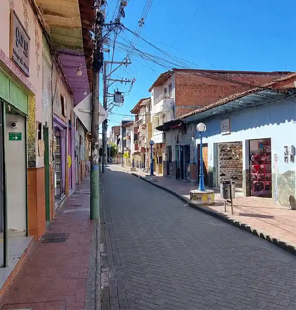 Calle de la Cerámica y Calle de las Arcillas — El símbolo más icónico de El Carmen de Viboral. Desde 2004 la Carrera 31 fue intervenida con mosaicos y piezas de loza q. Atractivo turístico en El Carmen de Viboral, Antioquia, Colombia