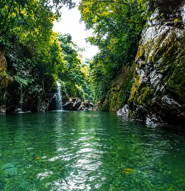 Cañón del Río Melcocho — Considerado el segundo río más cristalino de Latinoamérica el Río Melcocho nace en las montañas de El Carmen de Viboral . Atractivo turístico en El Carmen de Viboral, Antioquia, Colombia