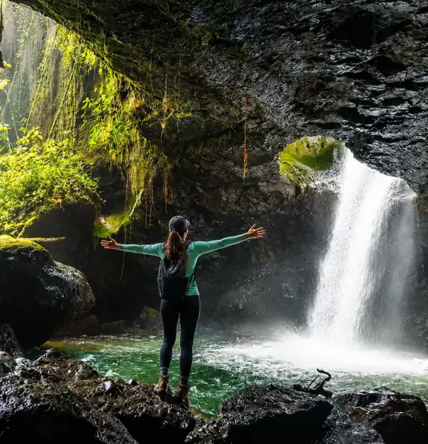 Cueva del Esplendor — Una de las maravillas naturales más únicas de Colombia. Cascada que cae verticalmente dentro de una cueva formando un es. Atractivo turístico en Jardín, Antioquia, Colombia
