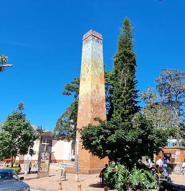 Parque Principal Simón Bolívar y Torre Bicentenaria  — El corazón histórico de El Carmen de Viboral renovado en 2015 con elementos de cerámica en sillas y espacios de la plaza. Atractivo turístico en El Carmen de Viboral, Antioquia, Colombia