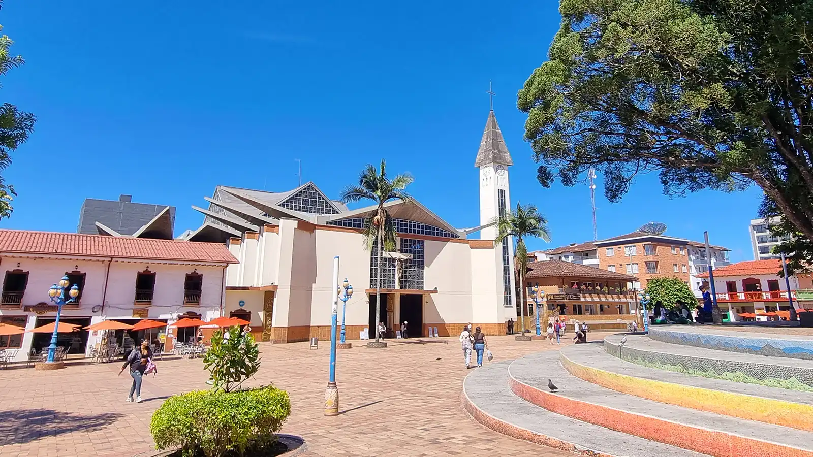 El Carmen de Viboral — oriente · Clima Templado 18°C · A 54 km - 1.5 horas de Medellín. Destino turístico en Antioquia, Colombia