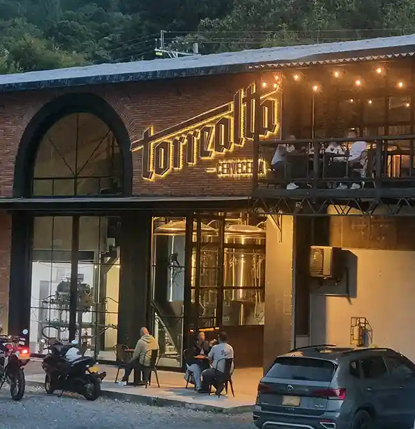 Cervecería TorreAlta — Cervecería artesanal de El Retiro con espacio de estética industrial donde la maquinaria de producción se deja a la vist. Atractivo turístico en El Retiro, Antioquia, Colombia