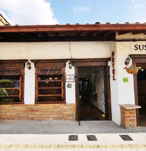 Hotel La Antigua — El Hotel La Antigua destaca por su estilo colonial, con espacios que transmiten calidez a quienes buscan un hospedaje au. Hotel en El Retiro, Antioquia, Colombia