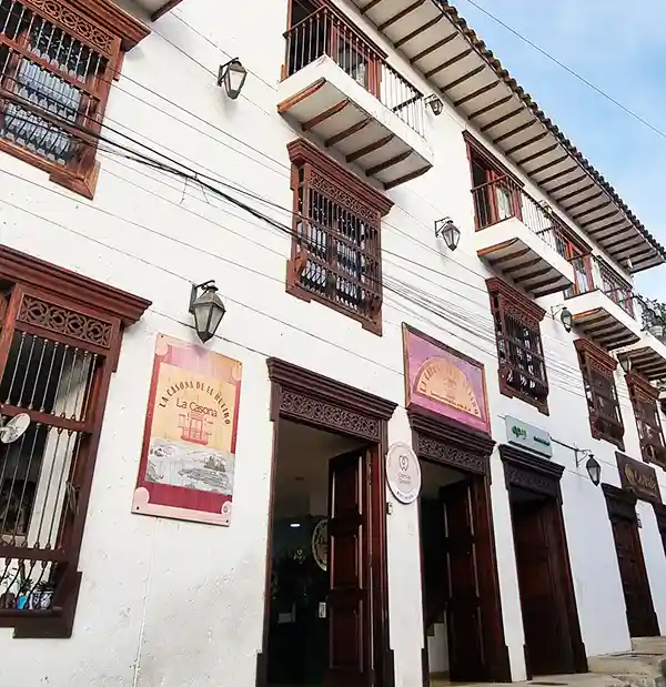 La Casona del Retiro — Casona colonial restaurada cerca del parque principal de El Retiro con jardines internos habitaciones amplias y ambiente. Hotel en El Retiro, Antioquia, Colombia