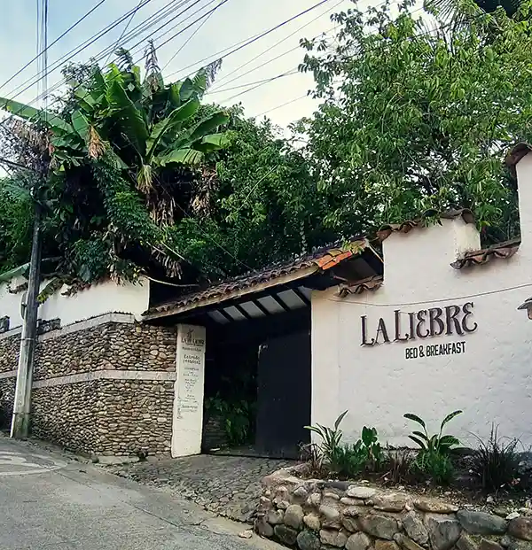 La Liebre Bed & Breakfast — Pequeño y acogedor bed and breakfast en El Retiro con panadería propia jardín terraza y restaurante. Sus waffles de masa. Hotel en El Retiro, Antioquia, Colombia
