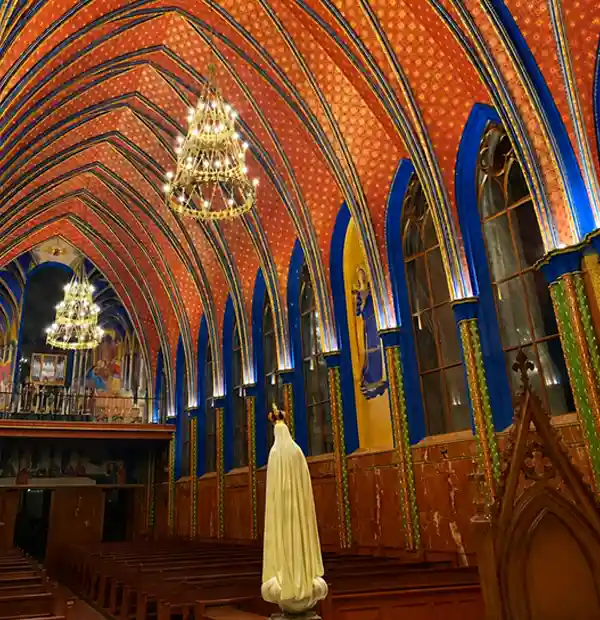 Oratorio Nuestra Señora de la Reconquista - Caballeros de la Virgen — Este majestuoso templo rompe con la línea colonial tradicional de la región para transportar a los visitantes directamen. Atractivo turístico en El Retiro, Antioquia, Colombia