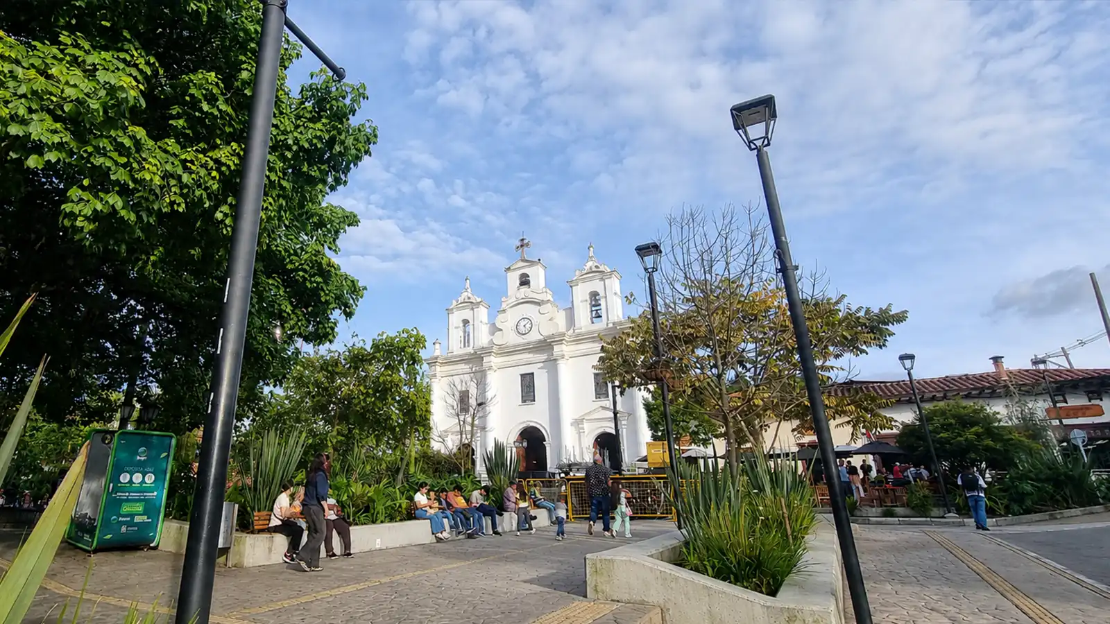 El Retiro — oriente · Clima Templado 18°C · A 42 km - 45 min de Medellín. Destino turístico en Antioquia, Colombia