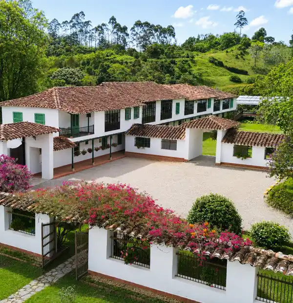 Hotel y Centro de Convenciones Recinto Quirama — Hotel campestre de construcción tradicional antioqueña en El Carmen de Viboral rodeado de jardines con temperatura prome. Hotel en El Carmen de Viboral, Antioquia, Colombia