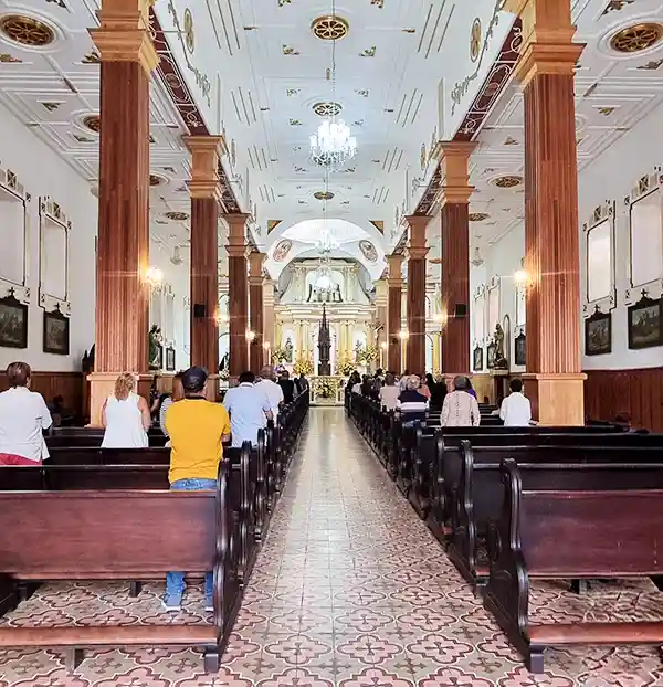 Parque Principal e Iglesia Nuestra Señora del Rosario — El corazón de El Retiro. El parque principal rodeado de murales calles empedradas y arquitectura colonial es el punto de. Atractivo turístico en El Retiro, Antioquia, Colombia