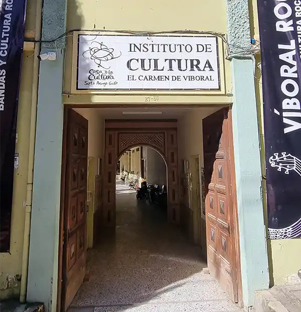 Museo de la Cerámica — Instituto de Cultura Sixto Arango Gallo — La historia de la tradición ceramista de El Carmen de Viboral condensada en un espacio cultural. Exhibe materiales herra. Atractivo turístico en El Carmen de Viboral, Antioquia, Colombia