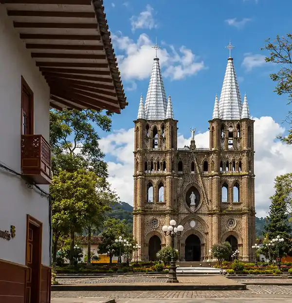Basílica Menor y Parque Principal El Libertador — El corazón de Jardín. El Parque Principal El Libertador y la Basílica Menor de la Inmaculada Concepción son ambos Monume. Atractivo turístico en Jardín, Antioquia, Colombia