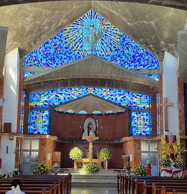 Parroquia Nuestra Señora del Carmen — El interior de la Parroquia del Carmen destaca por su iluminación natural, sus coloridos vitrales y una arquitectura sol. Atractivo turístico en El Carmen de Viboral, Antioquia, Colombia