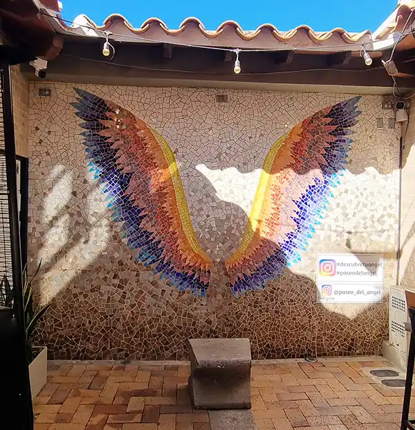 Paseo del Ángel — El lugar más fotografiado de El Carmen de Viboral y tendencia permanente en redes sociales. Un estrecho callejón comerci. Atractivo turístico en El Carmen de Viboral, Antioquia, Colombia