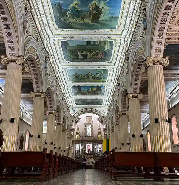 Basílica Menor Señor de los Milagros — La Sixtina de Antioquia — El principal atractivo de San Pedro de los Milagros y uno de los más importantes del Norte Antioqueño. El Papa Juan Pabl. Atractivo turístico en San Pedro de los Milagros, Antioquia, Colombia