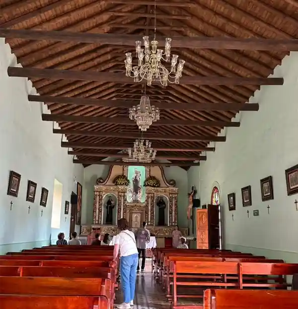 Capilla Nuestra Señora del Carmen — Capilla en el Parque Cementerio Parroquial San Lorenzo de San Pedro de los Milagros con un hermoso altar de madera decor. Atractivo turístico en San Pedro de los Milagros, Antioquia, Colombia