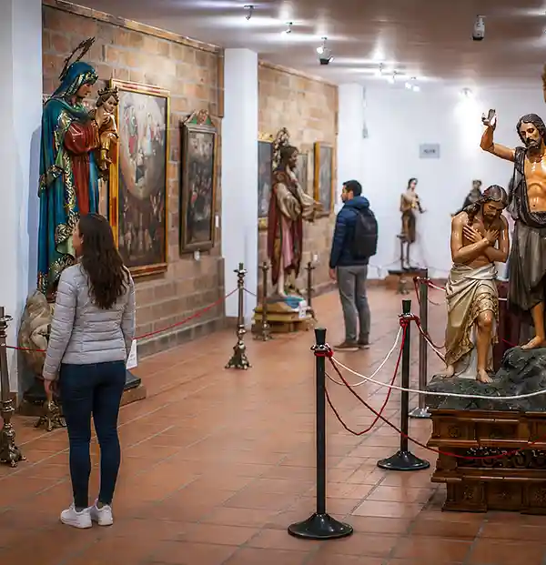 Museo de Arte Religioso — Adyacente a la Basílica el Museo de Arte Religioso cuenta la historia del templo a través de imágenes pinturas de la esc. Atractivo turístico en San Pedro de los Milagros, Antioquia, Colombia