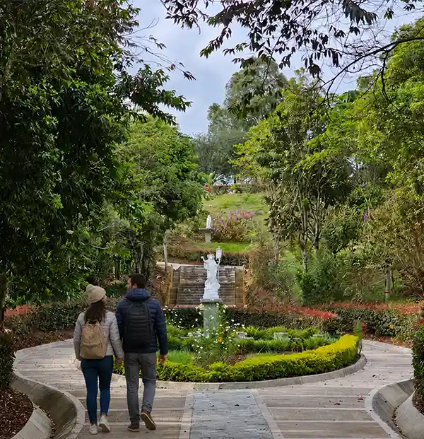 Parque El Calvario y Gruta de la Inmaculada — En la entrada al Parque El Calvario se encuentra la gruta de la Inmaculada Concepción de la Virgen María. Un sendero pri. Atractivo turístico en San Pedro de los Milagros, Antioquia, Colombia
